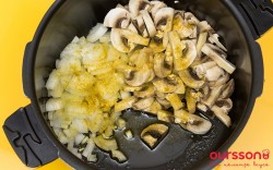 Свинина обжаренная в шампиньонах со сливками