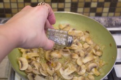 название картинки Свинина с грибами и сыром в духовке