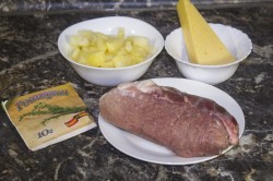 Свинина с ананасами и сыром - шаг 1