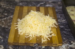 Свинина с ананасами и сыром - шаг 6