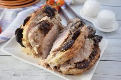 Свинина с черносливом в духовке - шаг 6