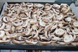 Сочная свинина с грибами и сметаной в духовке