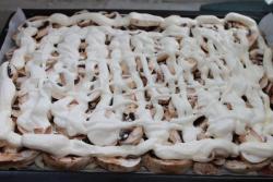 Сочная свинина с грибами и сметаной в духовке