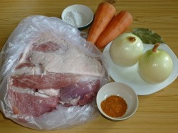Свинина с луком и морковью