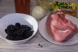 Свинина тушеная с черносливом - шаг 1 Свинина тушеная с черносливом - шаг 1