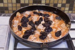 Свинина тушеная с черносливом - шаг 8 Свинина тушеная с черносливом - шаг 8