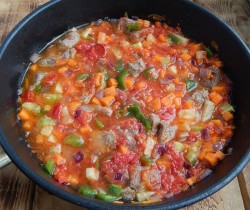 название картинки Свинина тушеная с овощами на сковороде