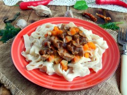 название картинки Свинина тушеная с овощами на сковороде