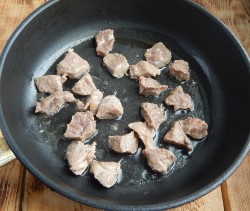 название картинки Свинина тушеная с овощами на сковороде