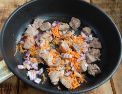 название картинки Свинина тушеная с овощами на сковороде