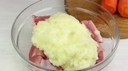 Свинина в морковной шубе в духовке - шаг 2