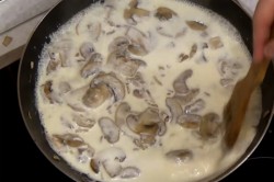 Свинина в сливочном соусе с грибами