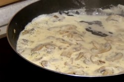 Свинина в сливочном соусе с грибами