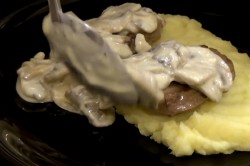 Свинина в сливочном соусе с грибами