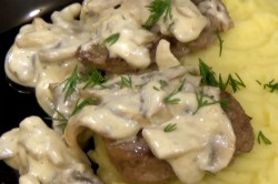 Свинина в сливочном соусе с грибами