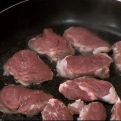 Свинина в сливочном соусе с грибами