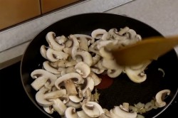 Свинина в сливочном соусе с грибами