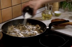 Свинина в сливочном соусе с грибами