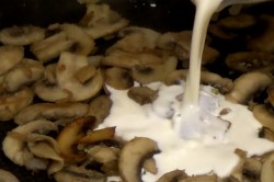 Свинина в сливочном соусе с грибами