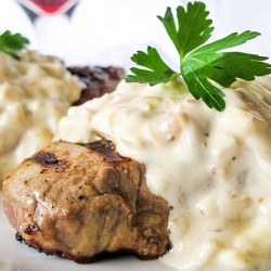 Свинина в сливочном соусе с грибами