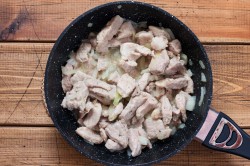 Свинина в сметане тушеная