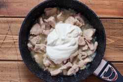 Свинина в сметане тушеная