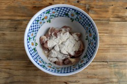 название картинки Свинина в сметанном соусе на сковороде