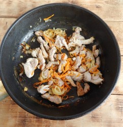 название картинки Свинина в сметанном соусе на сковороде