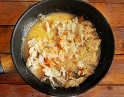 название картинки Свинина в сметанном соусе на сковороде