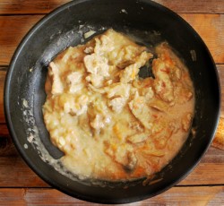 название картинки Свинина в сметанном соусе на сковороде