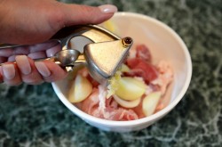 название картинки Свинина в духовке с помидорами и сыром запеченная