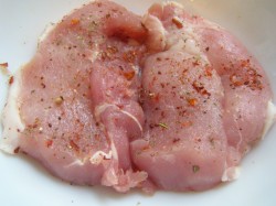 название картинки Свиные отбивные в кляре на сковороде