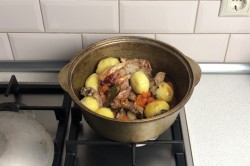 Свиные ребрышки с картошкой в казане - шаг 10