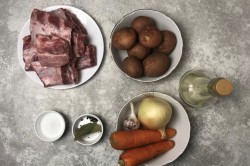 Свиные ребрышки с картошкой в казане - шаг 1