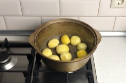 Свиные ребрышки с картошкой в казане - шаг 5