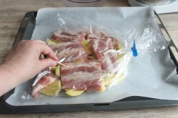название картинки Свиные ребрышки с картошкой в рукаве
