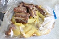 название картинки Свиные ребрышки с картошкой в рукаве