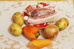 название картинки Свиные ребрышки с картошкой тушеные