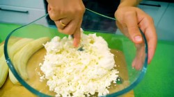 Сырники из творога с бананами на сковороде