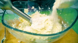 Сырники из творога с бананами на сковороде