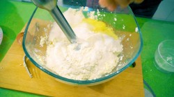 Сырники из творога с бананами на сковороде