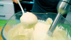 Сырники из творога с бананами на сковороде