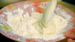 Сырники из творога с бананами на сковороде