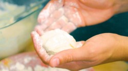 Сырники из творога с бананами на сковороде