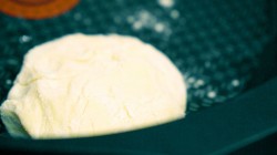 Сырники из творога с бананами на сковороде