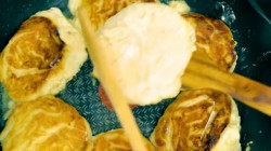 Сырники из творога с бананами на сковороде