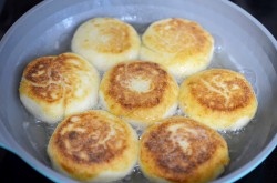 название картинки Классические сырники из творога на сковороде