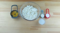 Сырники. Оладьи из творога на сковороде - шаг 1