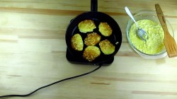 Сырники. Оладьи из творога на сковороде - шаг 3