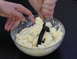 Сырники ванильные под нежным соусом - шаг 2